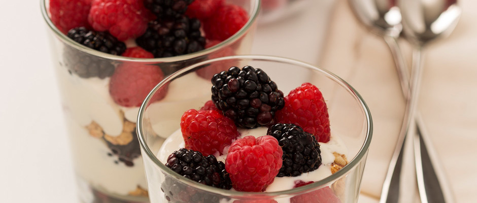 Raspberries-and-Blackberries-with-Granola-and-Yoghurt-400